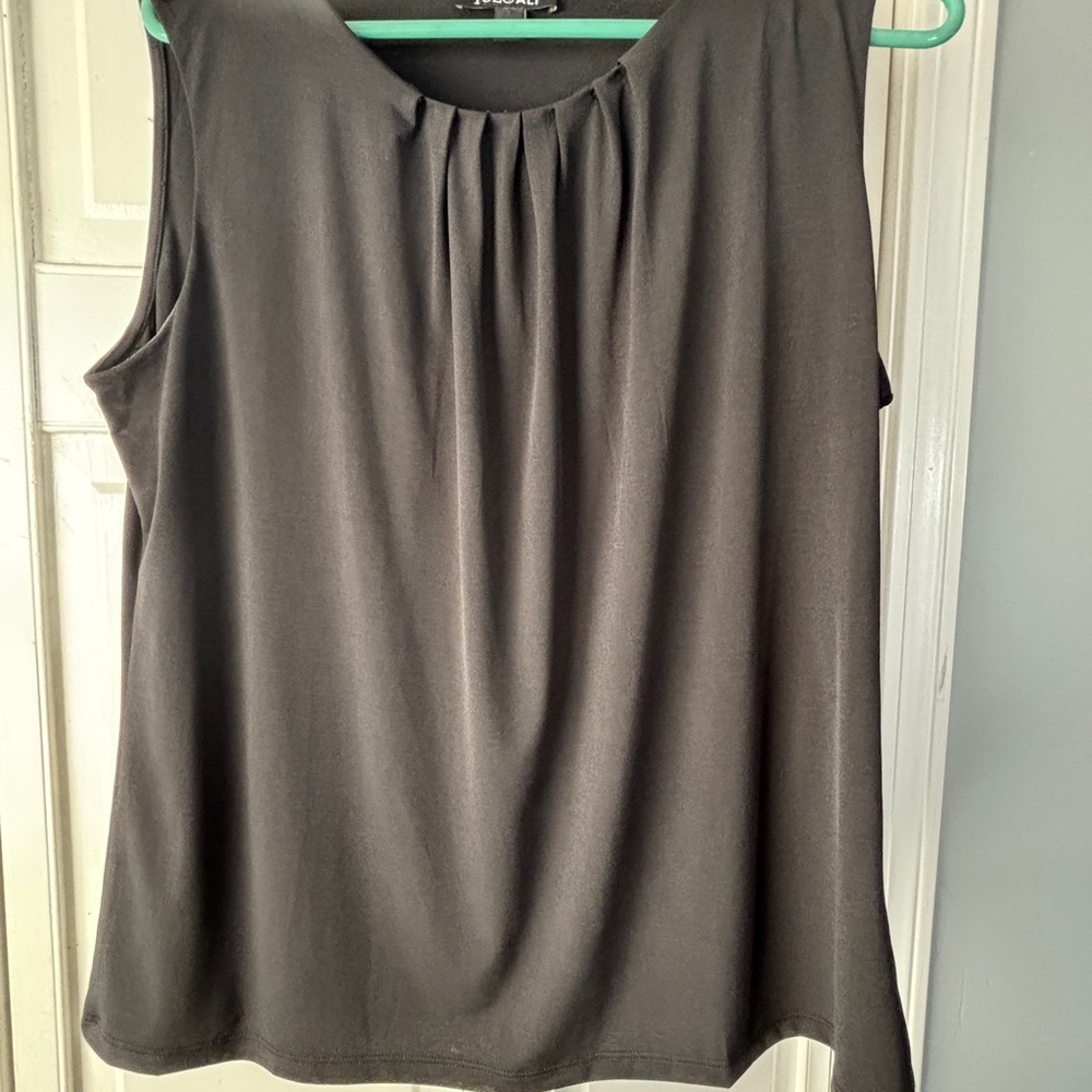 Sleeveless Pleat-Front Women's Top - Black